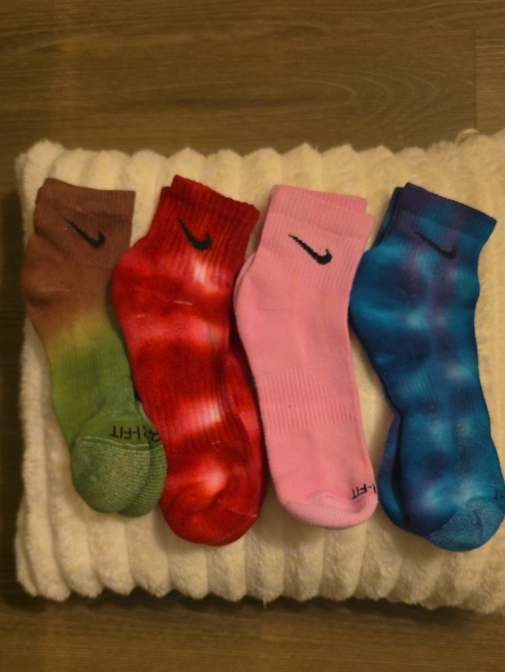 4 Nike Tie-Dye Crew Socks - Brown, Green, Red, Pink, Blue (5-Pack)
